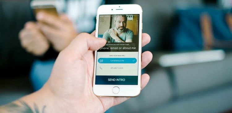 How to Make Sure Your Business Cards Get Noticed (Not Thrown in the Trash)