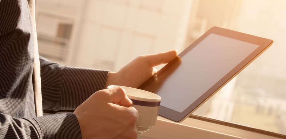 5 Habits You Can Easily Add to Your Midday Routine That Don't Include Sad Desk Lunches